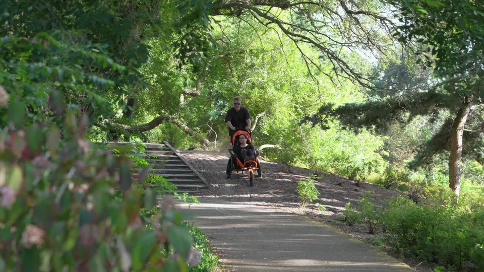 xRover auf einem Waldweg